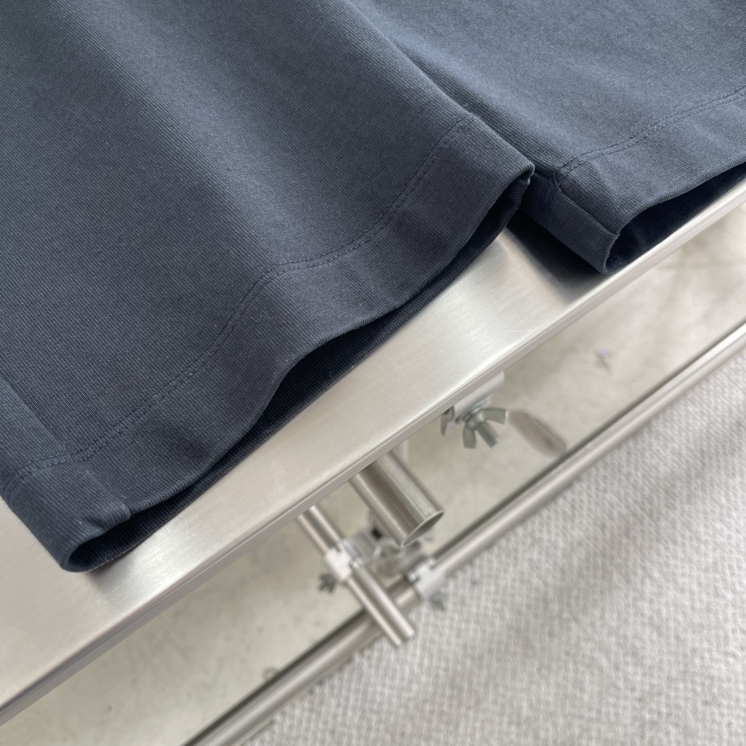 

-Stone Island  定制杏色和藏蓝色棉布，手感扎实及柔软。极简工装款小直筒设计。质感轻洗水