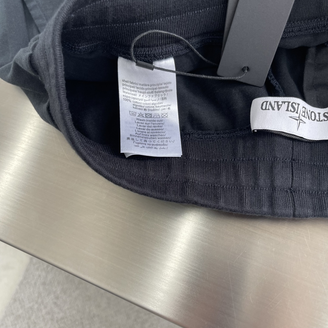 

-Stone Island  定制杏色和藏蓝色棉布，手感扎实及柔软。极简工装款小直筒设计。质感轻洗水