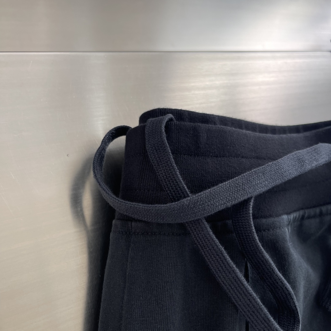 

-Stone Island  定制杏色和藏蓝色棉布，手感扎实及柔软。极简工装款小直筒设计。质感轻洗水