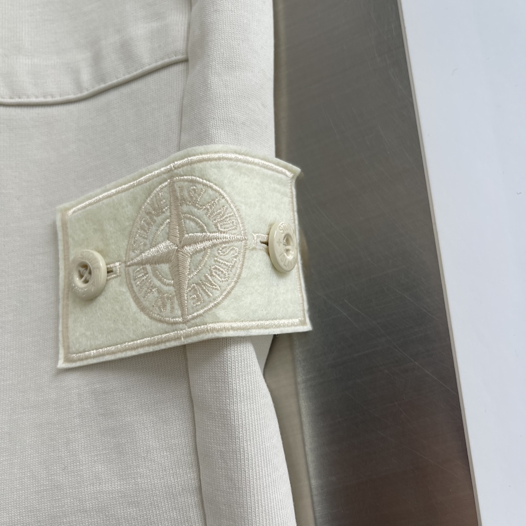 

-Stone Island  定制杏色和藏蓝色棉布，手感扎实及柔软。极简工装款小直筒设计。质感轻洗水