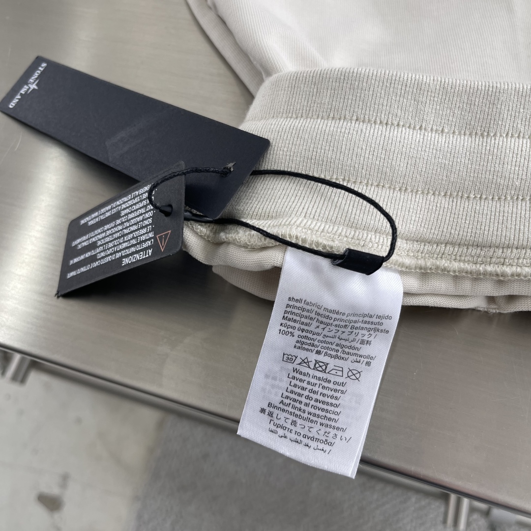 

-Stone Island  定制杏色和藏蓝色棉布，手感扎实及柔软。极简工装款小直筒设计。质感轻洗水