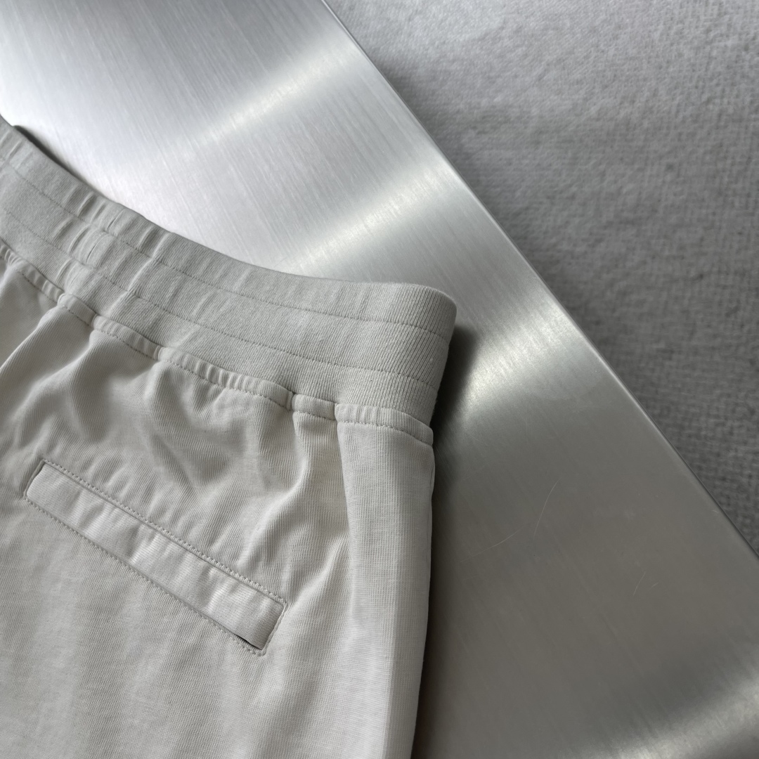 

-Stone Island  定制杏色和藏蓝色棉布，手感扎实及柔软。极简工装款小直筒设计。质感轻洗水