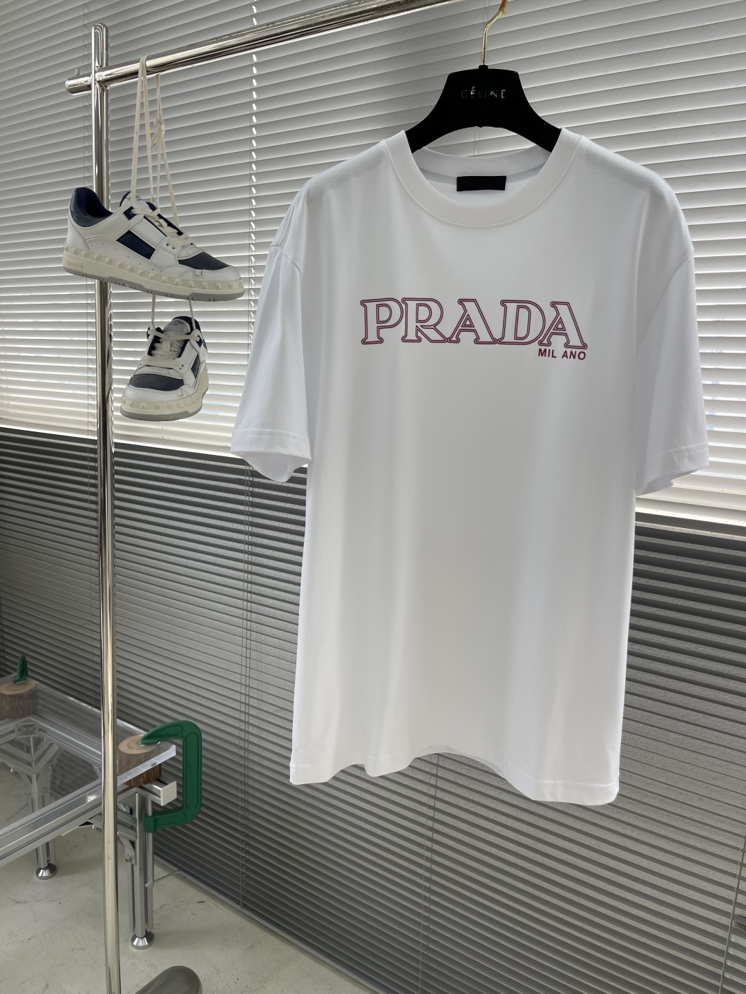

-PRAD  短袖 
材质   棉
适用季节	四季	
领型	圆领	
袖长	短袖
袖型	常规		
衣长