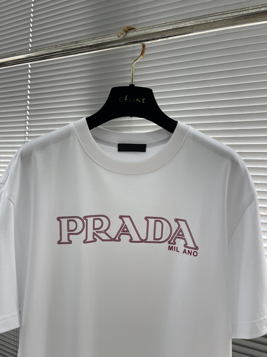 

-PRAD  短袖 
材质   棉
适用季节	四季	
领型	圆领	
袖长	短袖
袖型	常规		
衣长
