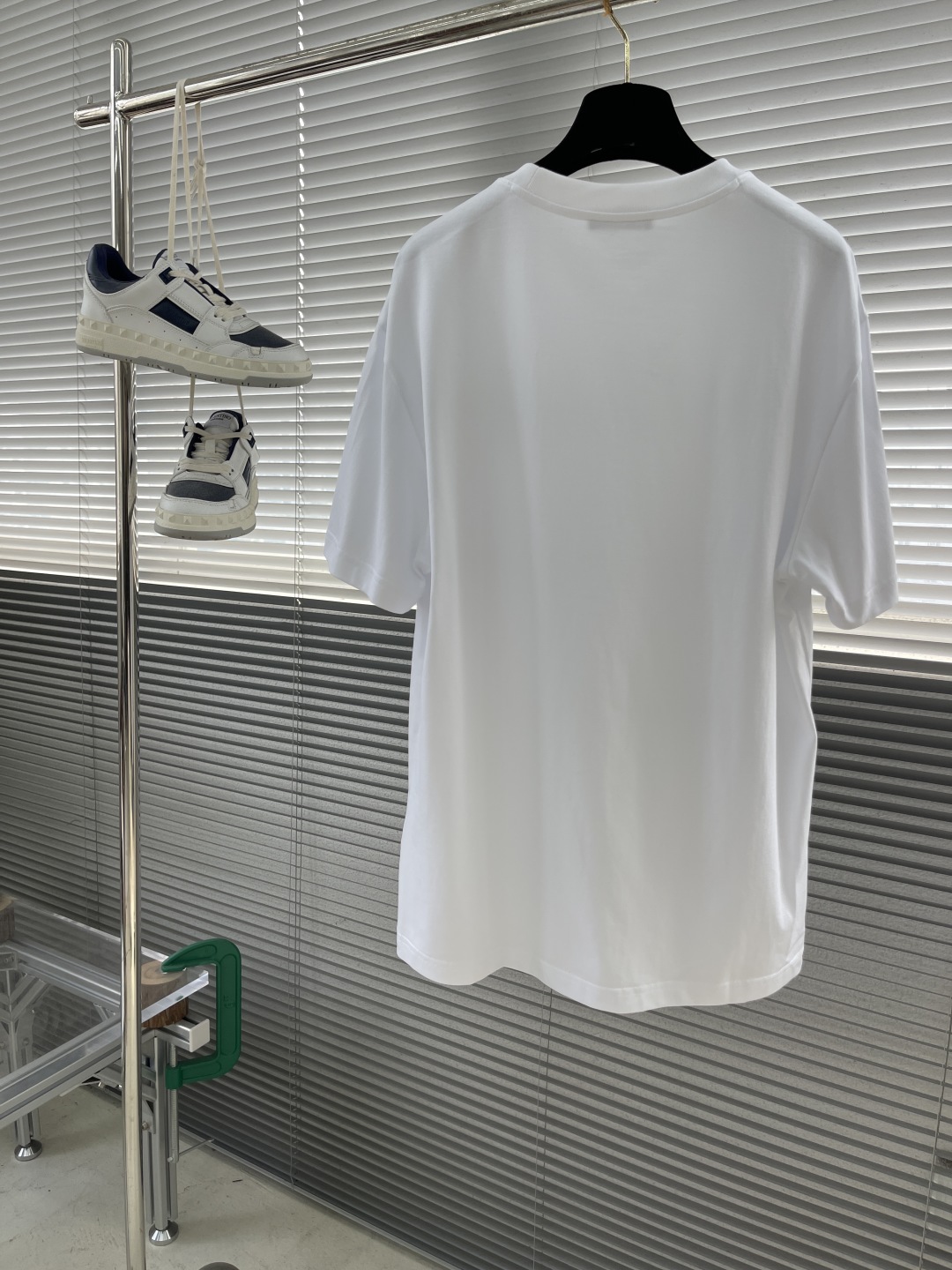 

-PRAD  短袖 
材质   棉
适用季节	四季	
领型	圆领	
袖长	短袖
袖型	常规		
衣长