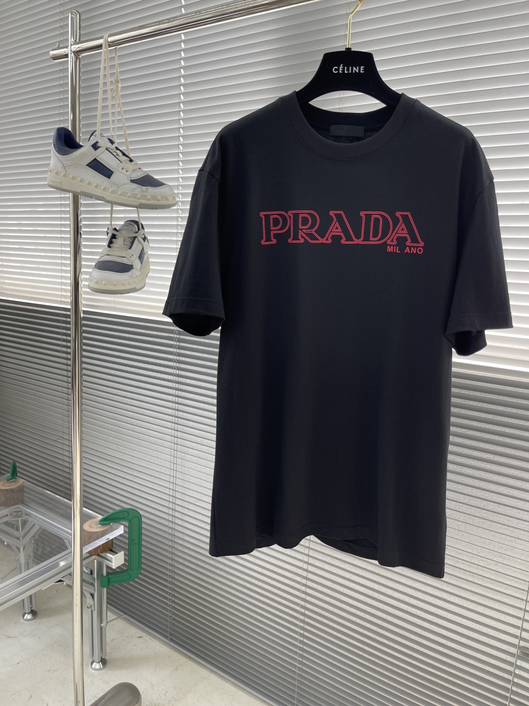 

-PRAD  短袖 
材质   棉
适用季节	四季	
领型	圆领	
袖长	短袖
袖型	常规		
衣长
