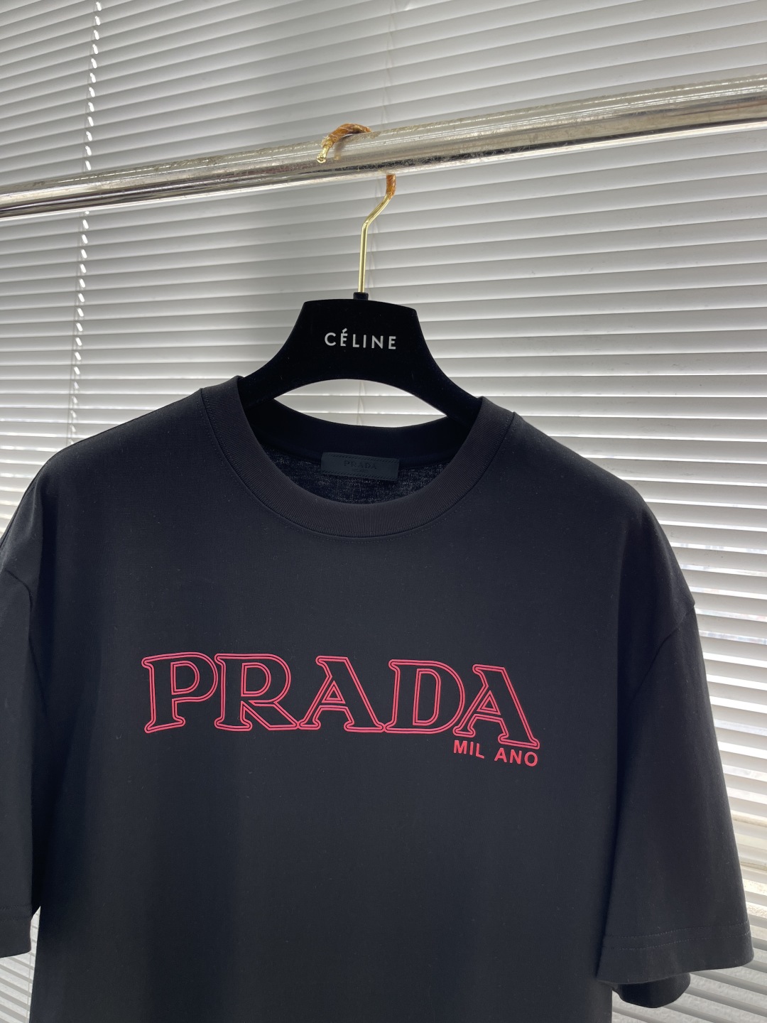 

-PRAD  短袖 
材质   棉
适用季节	四季	
领型	圆领	
袖长	短袖
袖型	常规		
衣长