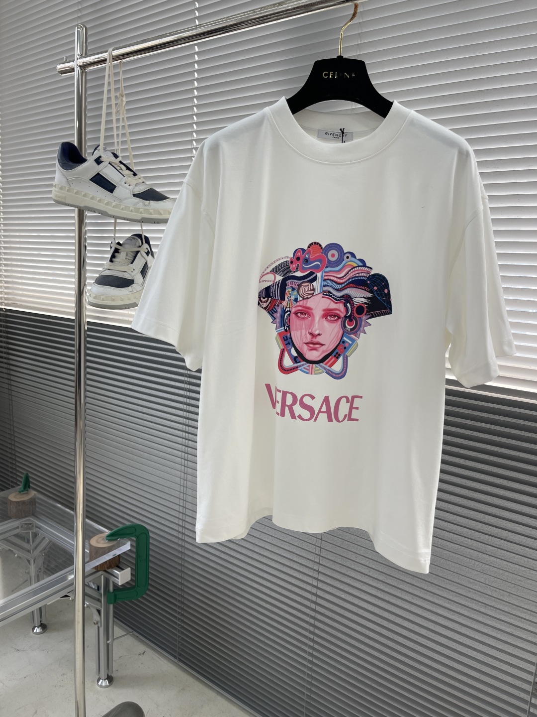 

-Versac 美杜莎印花短袖T恤®
采用280克新疆棉冰感索罗娜面料 具有凉感冰皮、亲肤透气、速干