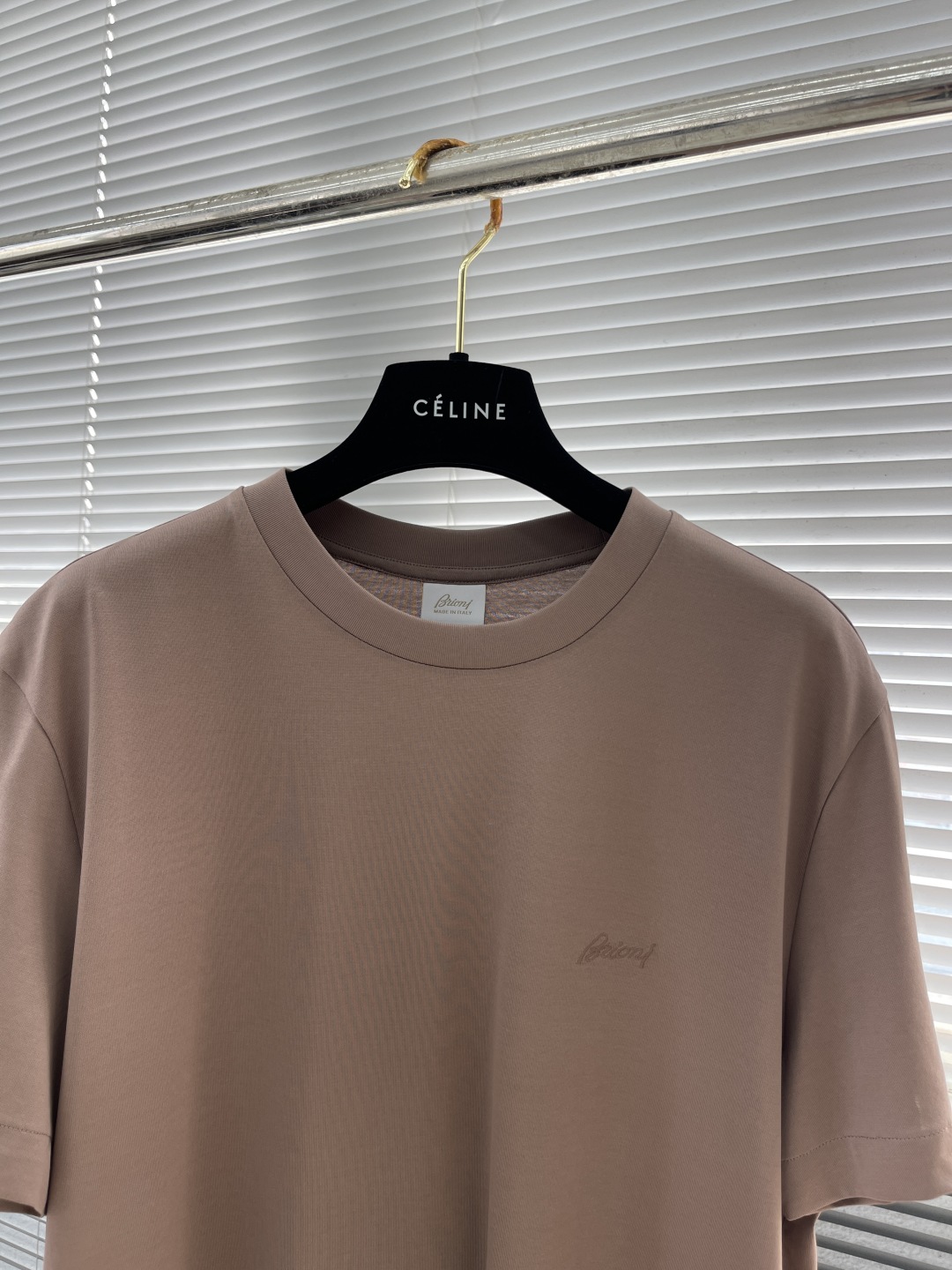 

-Brioni 男款丝光棉圆领短袖T恤

关于款式及设计：
出自被誉为时装界真正奢侈品，延续一贯地低