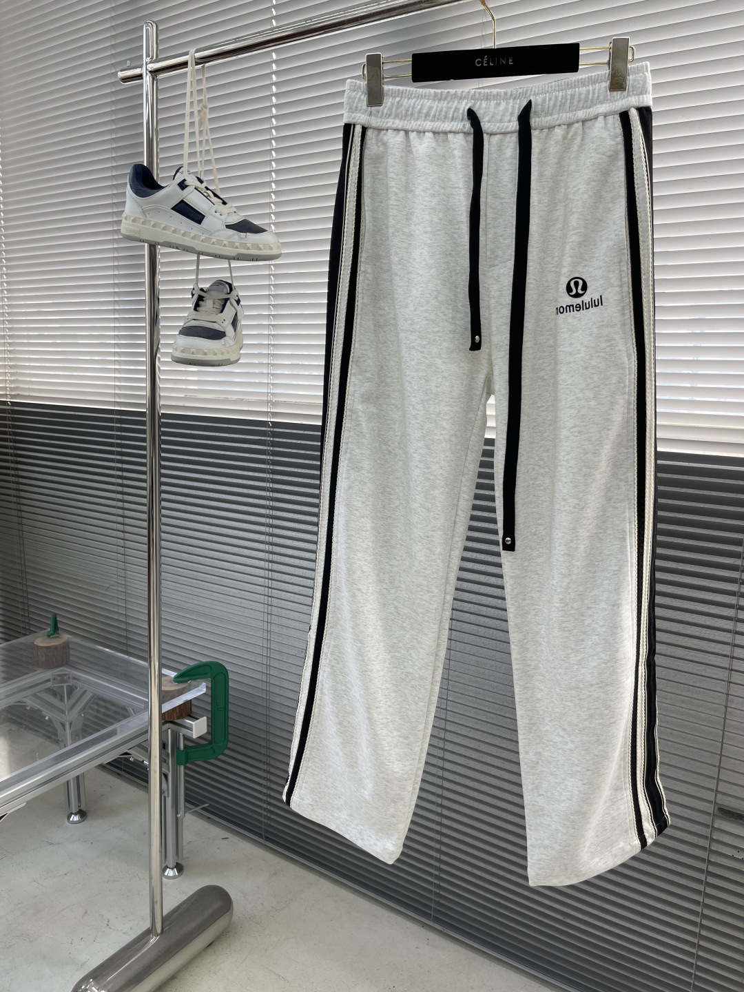 PZW\n\n-Lululemon-ss新款直筒休闲裤 \n爆款首选!!面料采用高克重布料 最新款上身版型无敌正且舒适柔软质感十足，侧边波浪织带搭配复杂的绣花工艺，弹力腰围上身无束缚感 版型设计非常好驾驭！时尚达人必入！\n尺码：M-XL