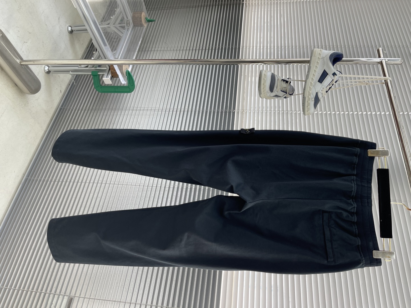 

-Stone Island  定制杏色和藏蓝色棉布，手感扎实及柔软。极简工装款小直筒设计。质感轻洗水