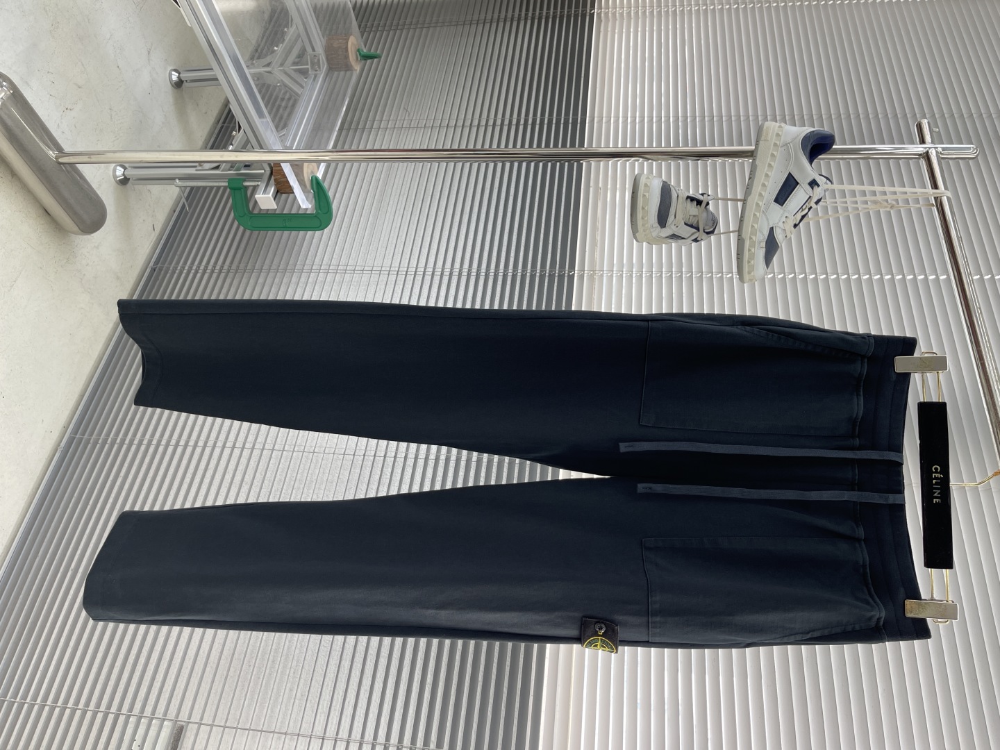 

-Stone Island  定制杏色和藏蓝色棉布，手感扎实及柔软。极简工装款小直筒设计。质感轻洗水