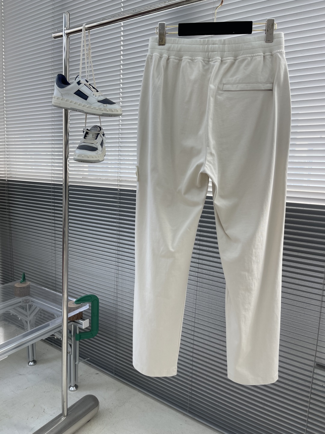 

-Stone Island  定制杏色和藏蓝色棉布，手感扎实及柔软。极简工装款小直筒设计。质感轻洗水