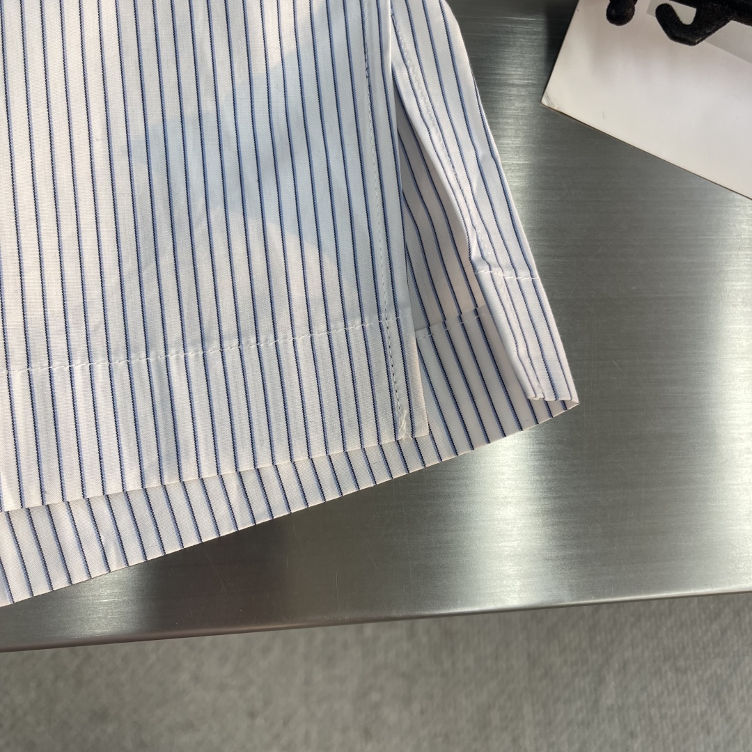 

-GUCC    25ss新款条纹衬衫 胸口带有品牌logo，男女同款！
码数：S.M.L.XL
S