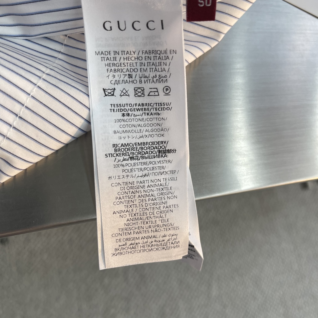 

-GUCC    25ss新款条纹衬衫 胸口带有品牌logo，男女同款！
码数：S.M.L.XL
S
