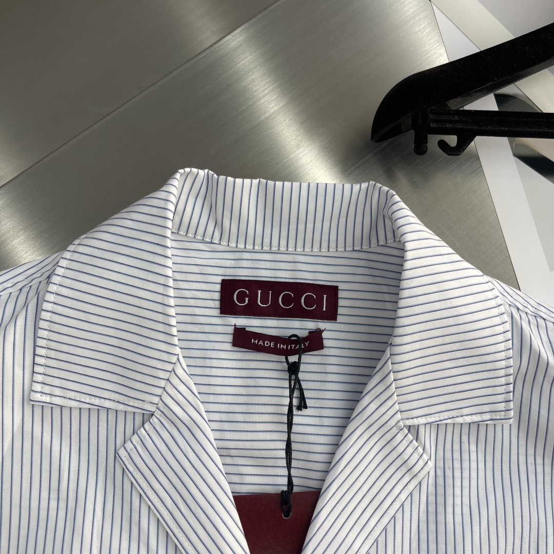 

-GUCC    25ss新款条纹衬衫 胸口带有品牌logo，男女同款！
码数：S.M.L.XL
S