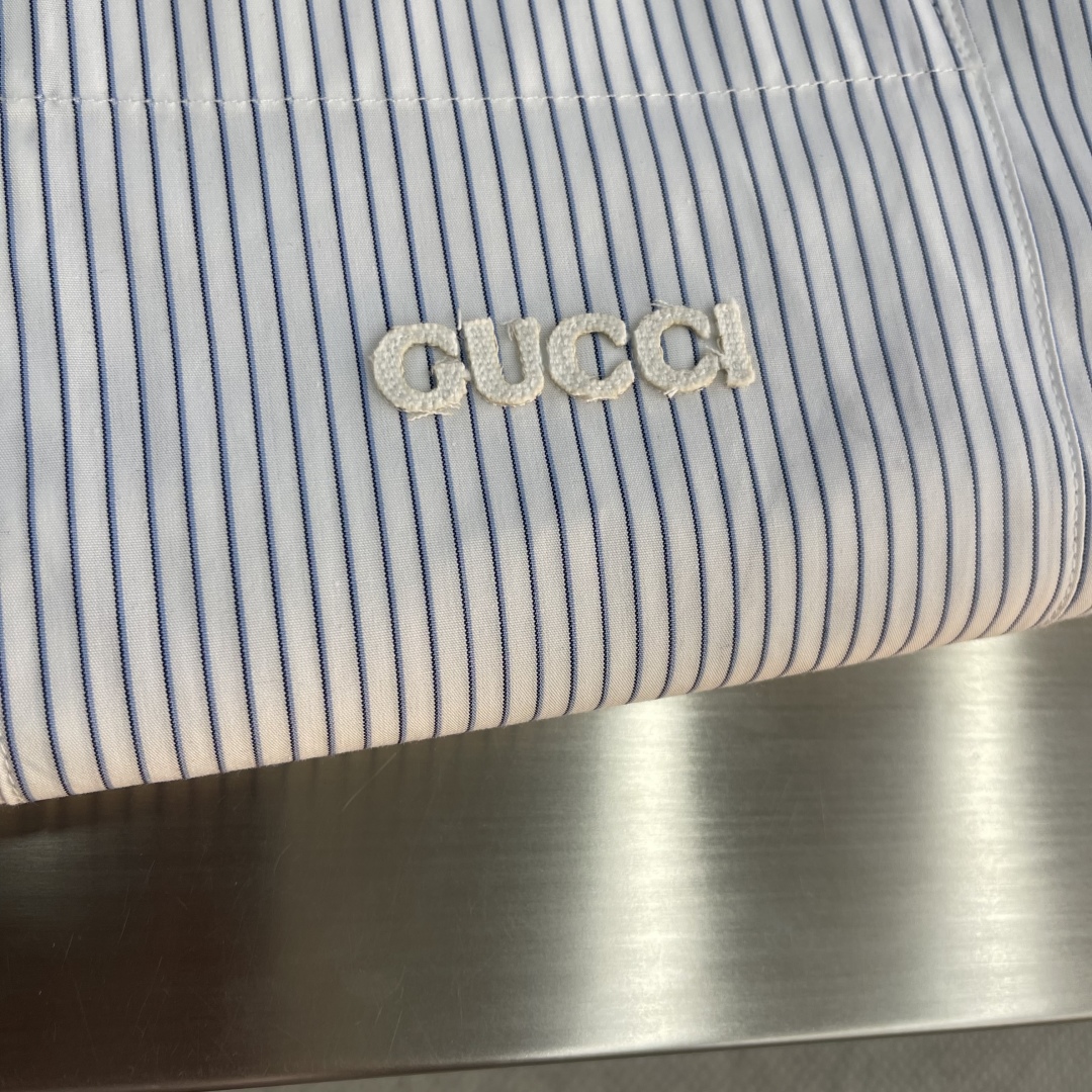 

-GUCC    25ss新款条纹衬衫 胸口带有品牌logo，男女同款！
码数：S.M.L.XL
S