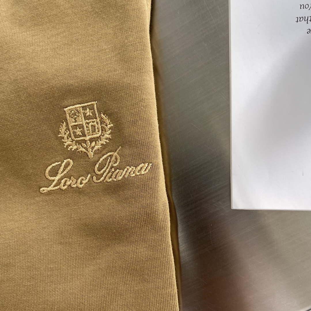 

-Loro Piana  2025夏季休闲运动五分裤！！！百搭的裁剪堪称大气……… 平织抽绳式的运动
