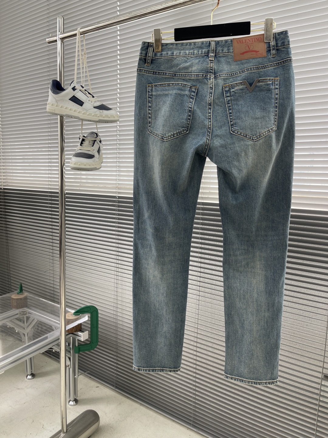 

-VLTN  25ss火爆款牛仔裤 
V五金标对版复刻 进口订制面料
奢华独家感品质爆品热卖 
工艺