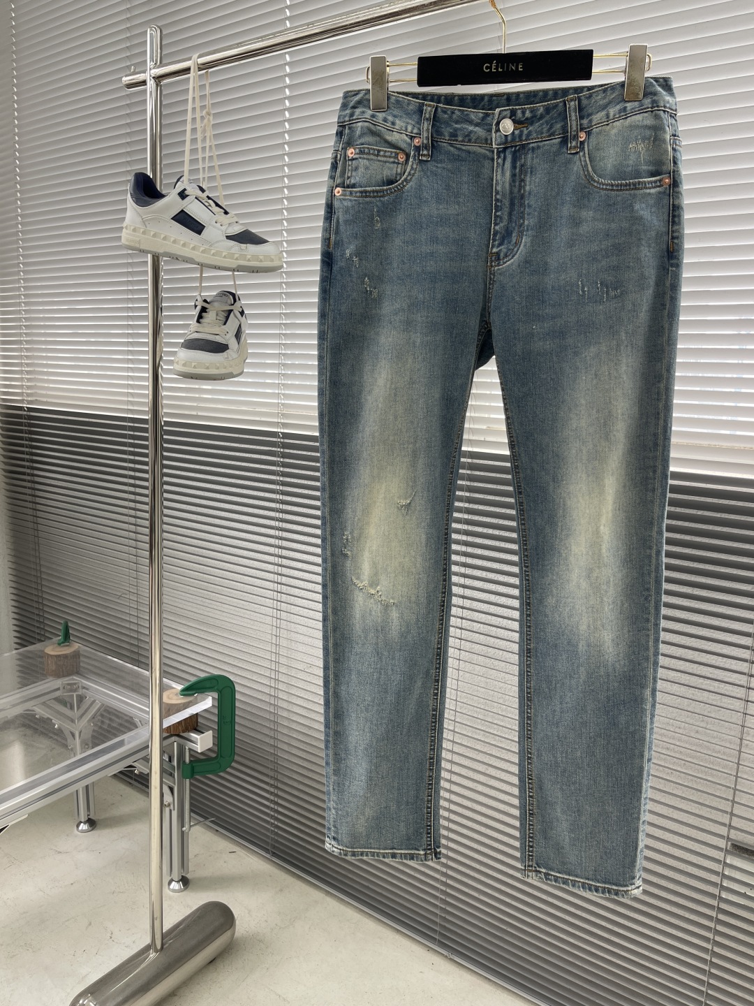 

-VLTN  25ss火爆款牛仔裤 
V五金标对版复刻 进口订制面料
奢华独家感品质爆品热卖 
工艺