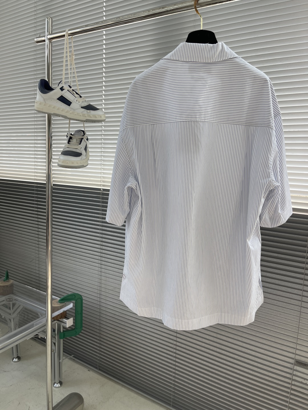 

-GUCC    25ss新款条纹衬衫 胸口带有品牌logo，男女同款！
码数：S.M.L.XL
S
