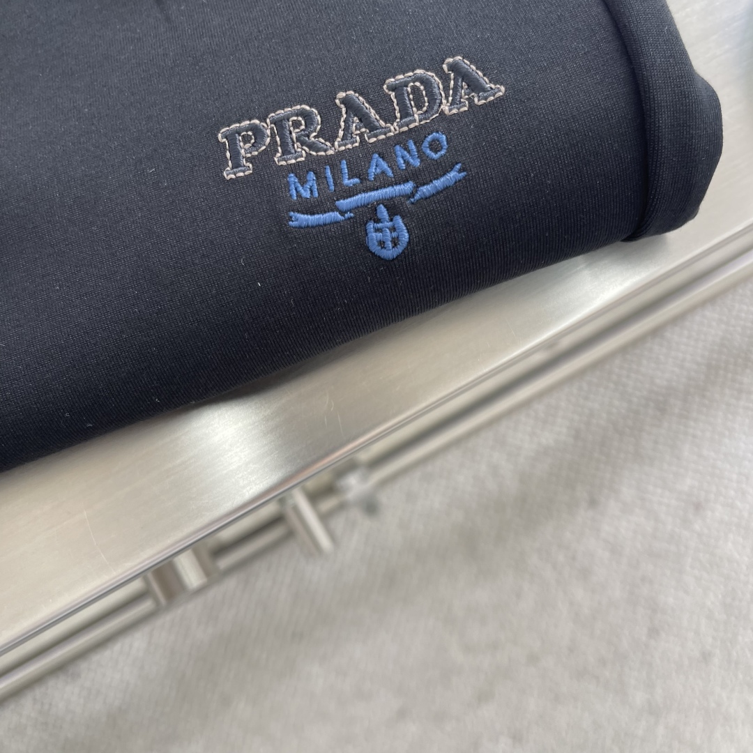 

-PRAD 空气层棉面料 春夏休闲裤子

美学的焕新诠释,演绎浓郁的格调型时尚风范,细节感和设计感强