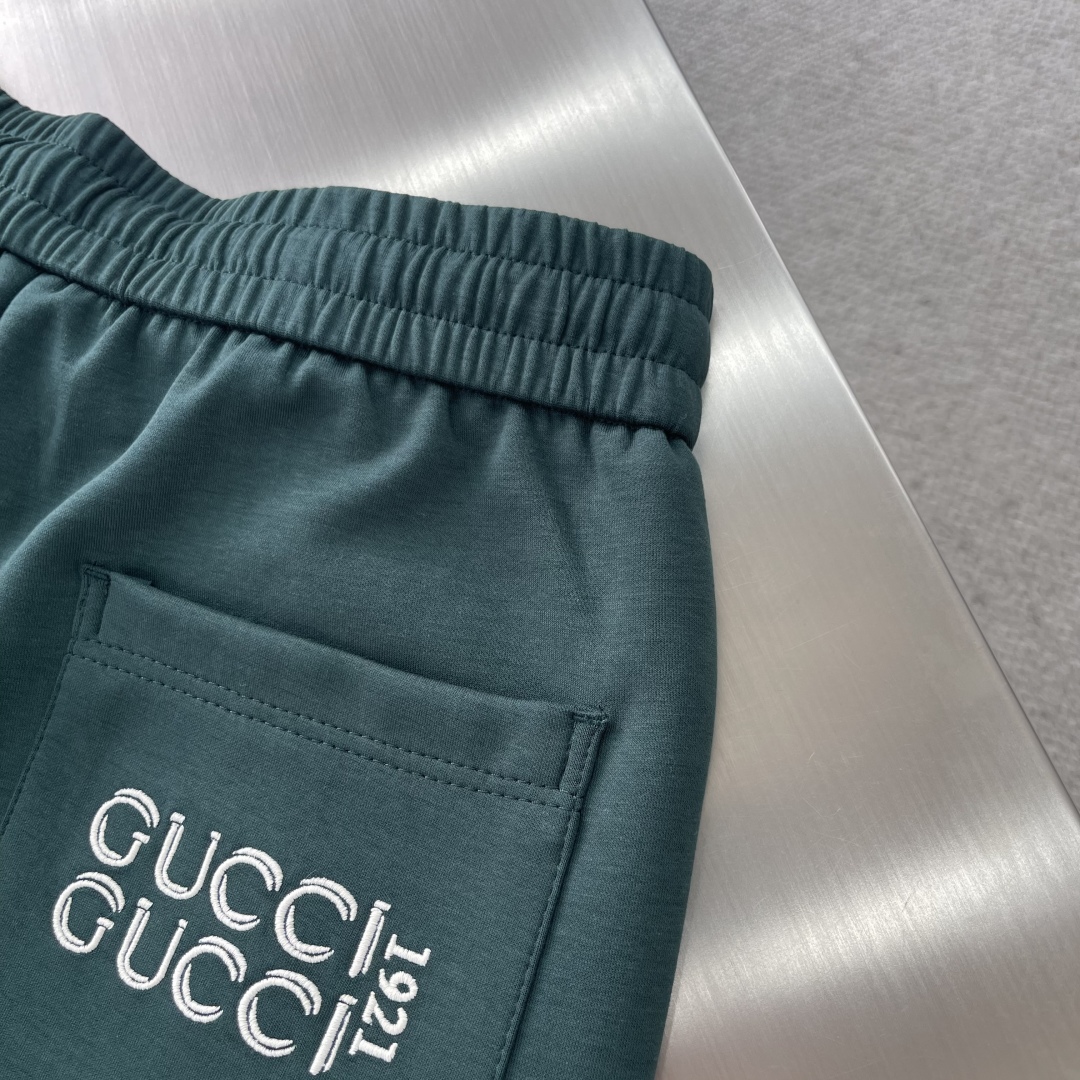 

-GUCC  空气层棉面料 春夏休闲裤子

美学的焕新诠释,演绎浓郁的格调型时尚风范,细节感和设计感