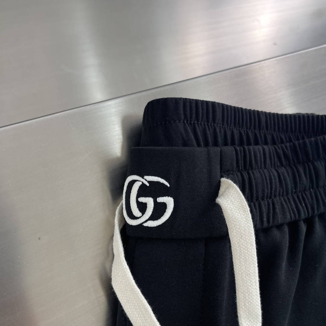 

-GUCC  空气层棉面料 春夏休闲裤子

美学的焕新诠释,演绎浓郁的格调型时尚风范,细节感和设计感