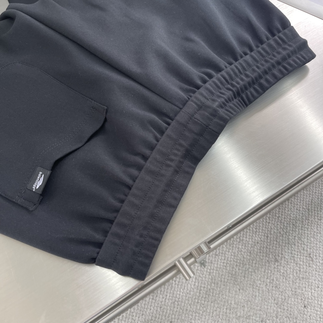 

-Balenciag 空气层棉面料 春夏休闲裤子

美学的焕新诠释,演绎浓郁的格调型时尚风范,细节感