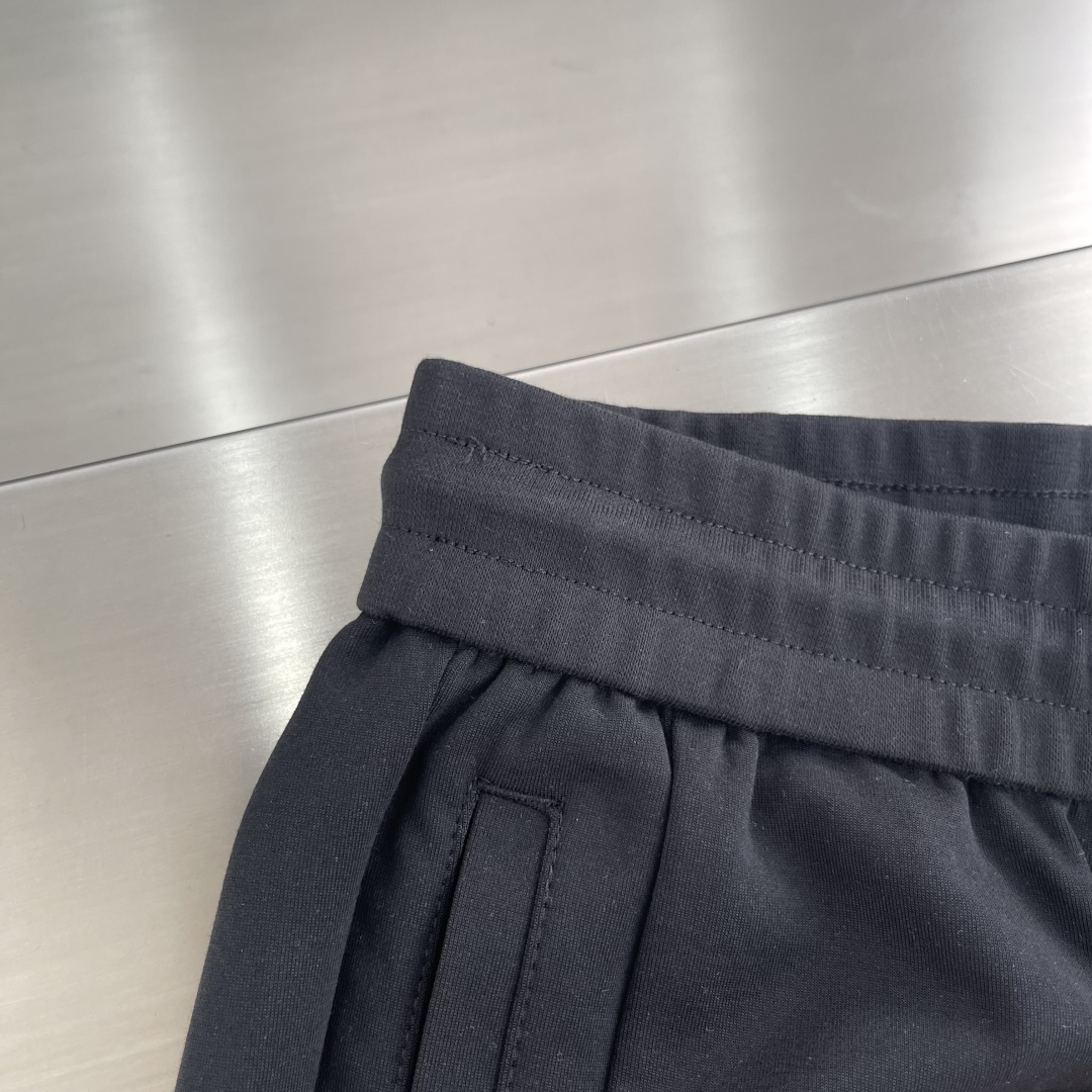

-Balenciag 空气层棉面料 春夏休闲裤子

美学的焕新诠释,演绎浓郁的格调型时尚风范,细节感