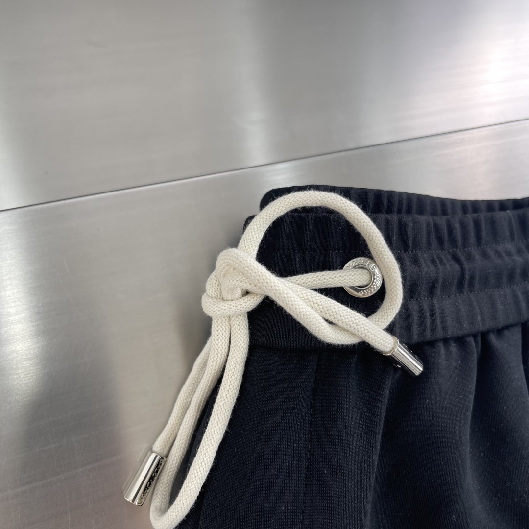 

-Balenciag 空气层棉面料 春夏休闲裤子

美学的焕新诠释,演绎浓郁的格调型时尚风范,细节感