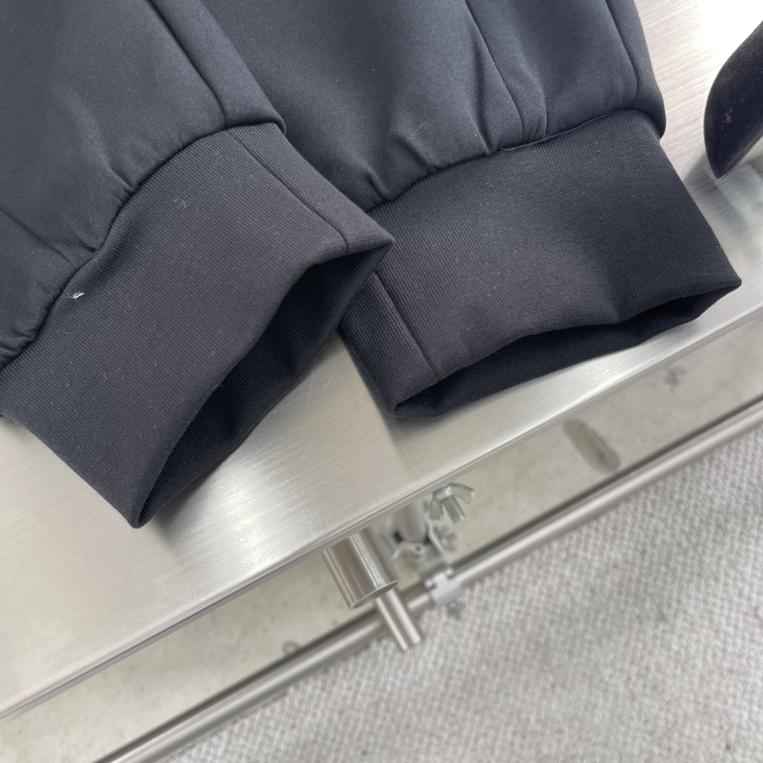 

-Balenciag 空气层棉面料 春夏休闲裤子

美学的焕新诠释,演绎浓郁的格调型时尚风范,细节感