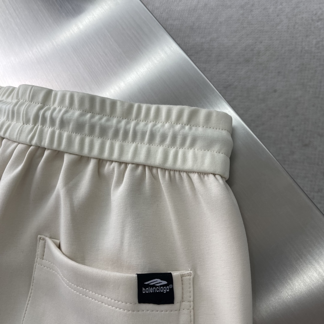 

-Balenciag 空气层棉面料 春夏休闲裤子

美学的焕新诠释,演绎浓郁的格调型时尚风范,细节感