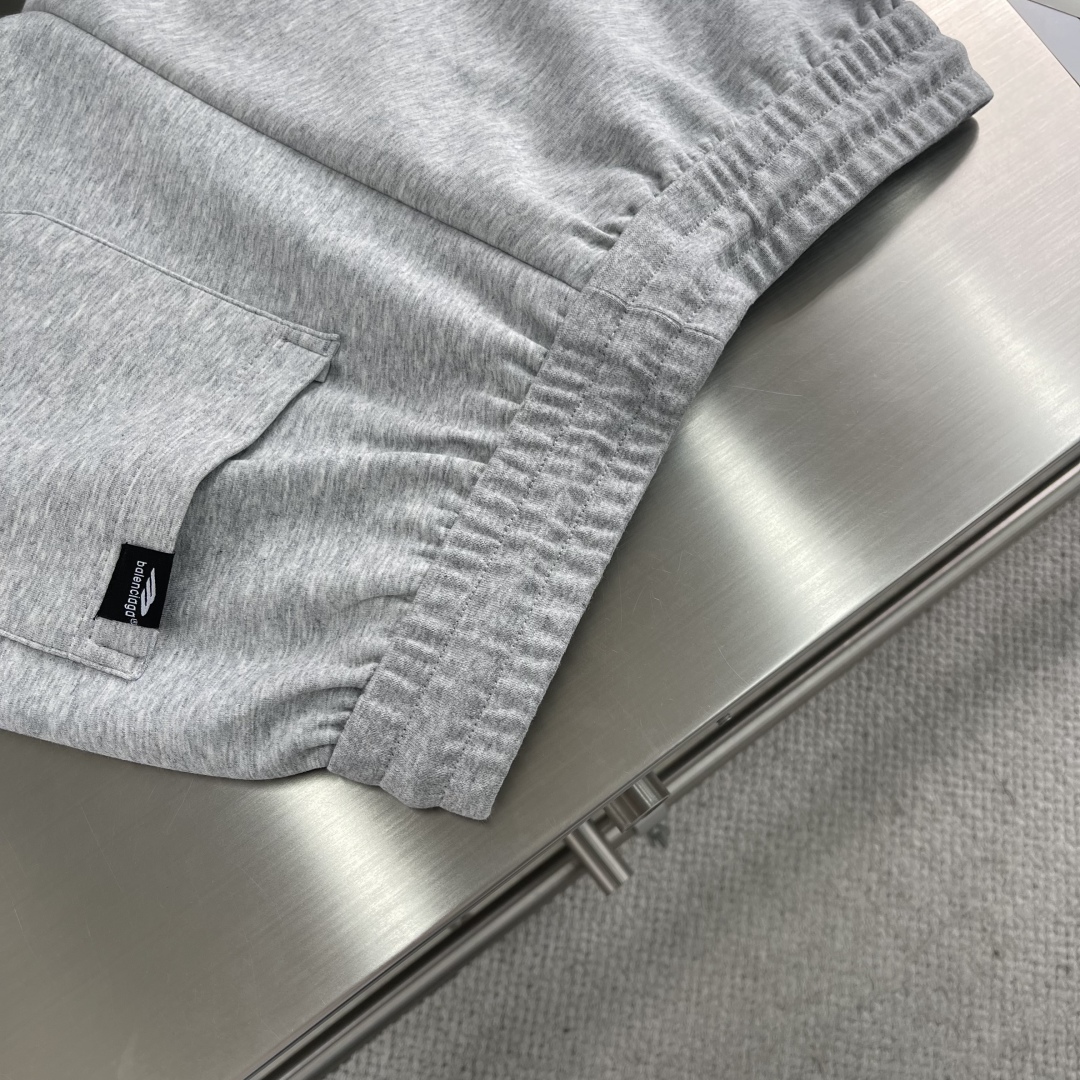 

-Balenciag 空气层棉面料 春夏休闲裤子

美学的焕新诠释,演绎浓郁的格调型时尚风范,细节感