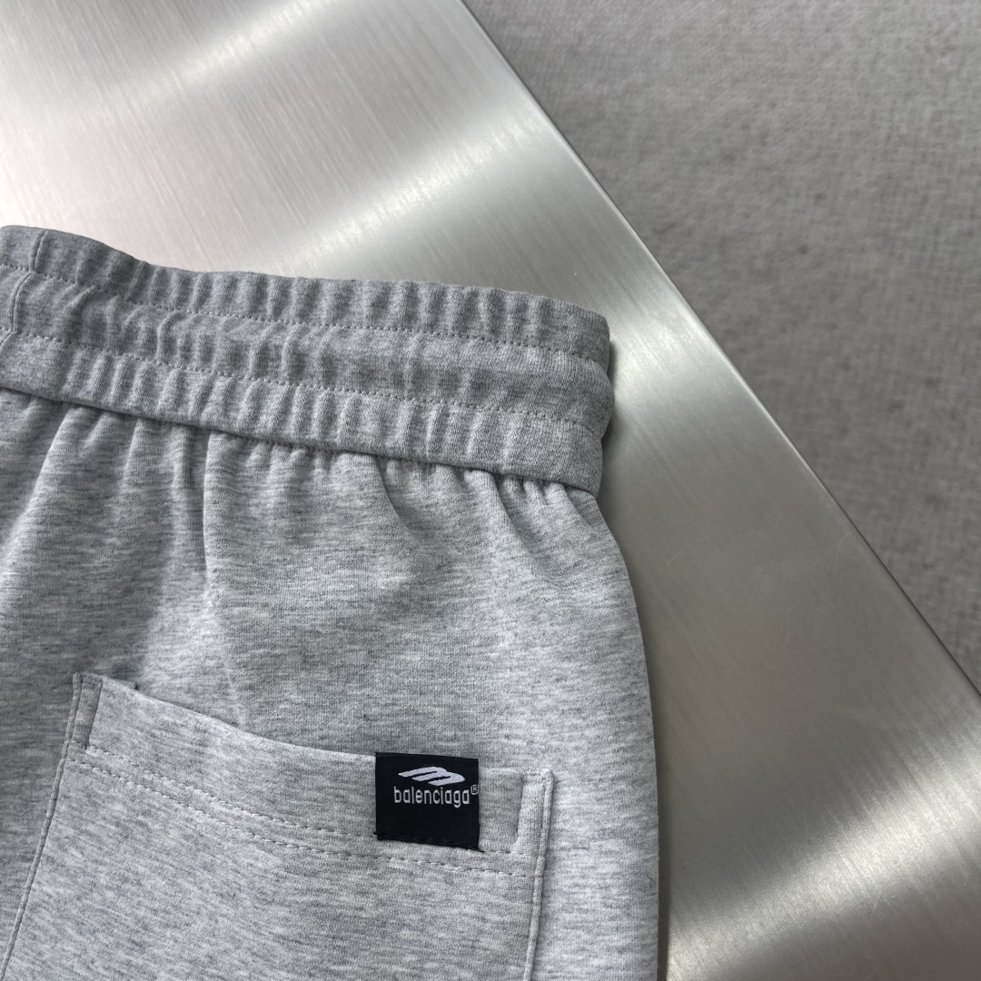 

-Balenciag 空气层棉面料 春夏休闲裤子

美学的焕新诠释,演绎浓郁的格调型时尚风范,细节感