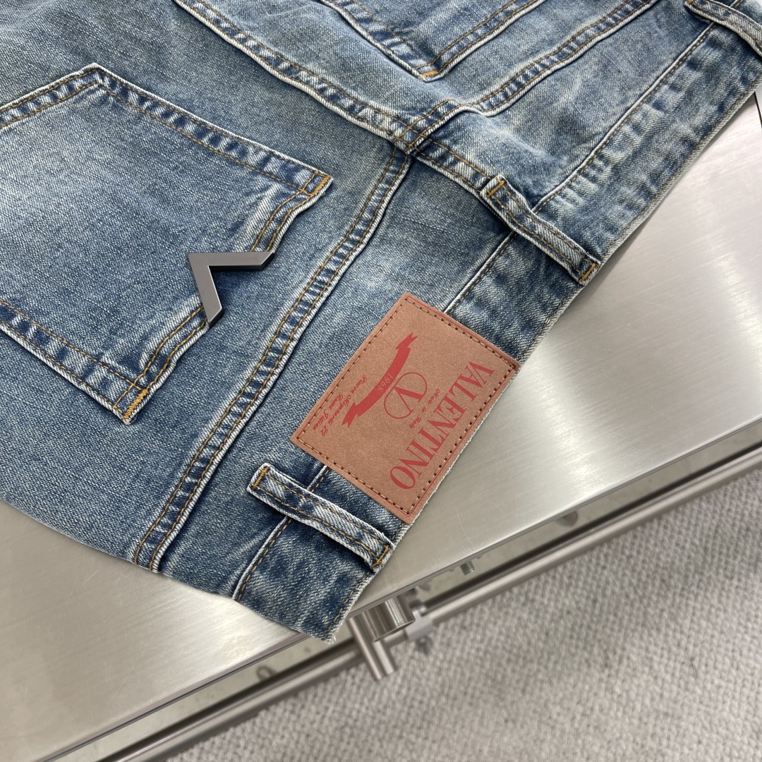 

-VLTN  25ss火爆款牛仔裤 
V五金标对版复刻 进口订制面料
奢华独家感品质爆品热卖 
工艺