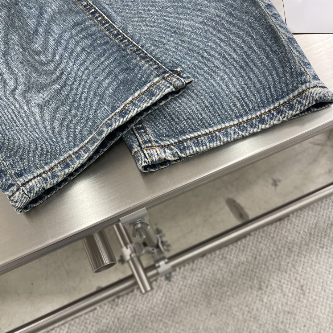 

-VLTN  25ss火爆款牛仔裤 
V五金标对版复刻 进口订制面料
奢华独家感品质爆品热卖 
工艺