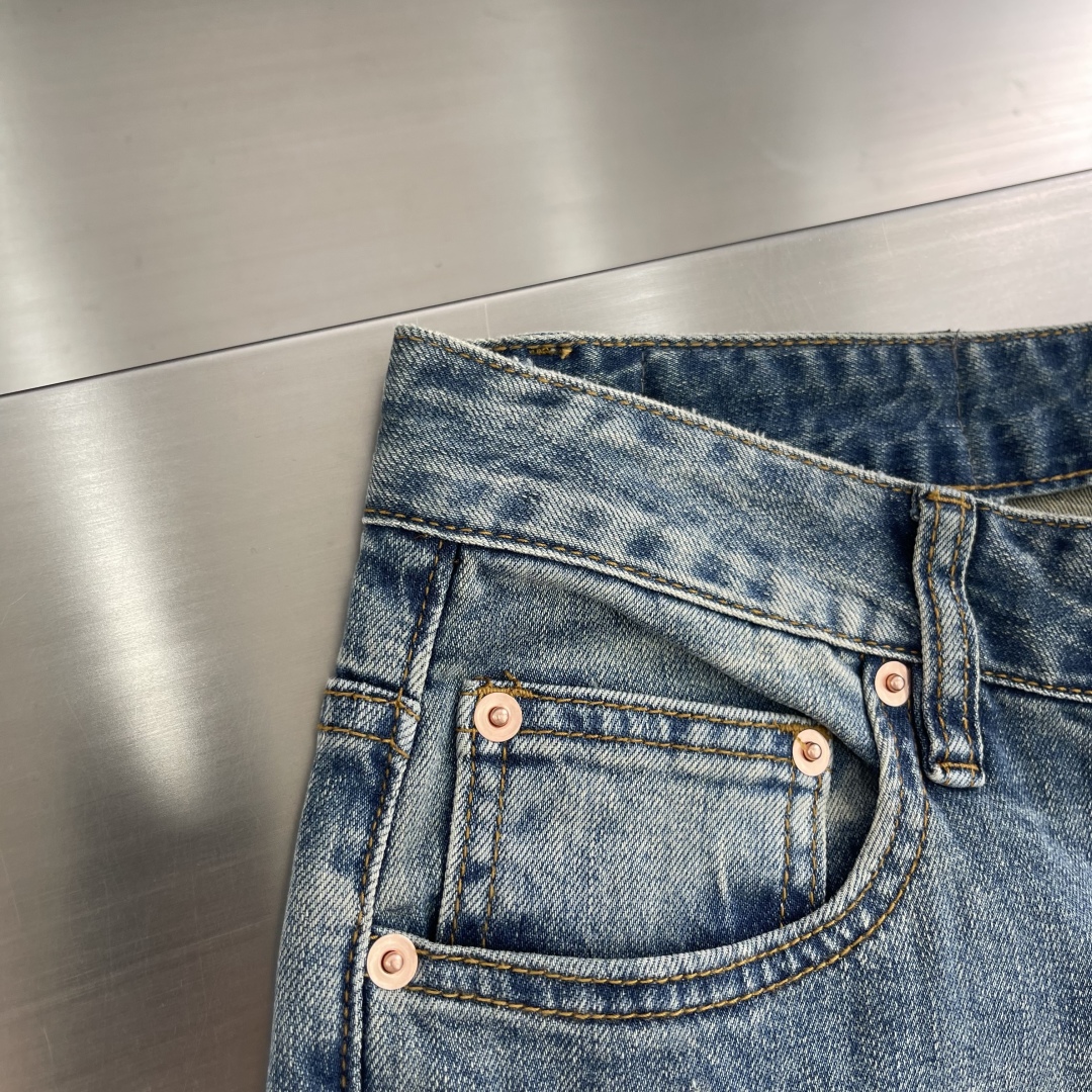 

-VLTN  25ss火爆款牛仔裤 
V五金标对版复刻 进口订制面料
奢华独家感品质爆品热卖 
工艺