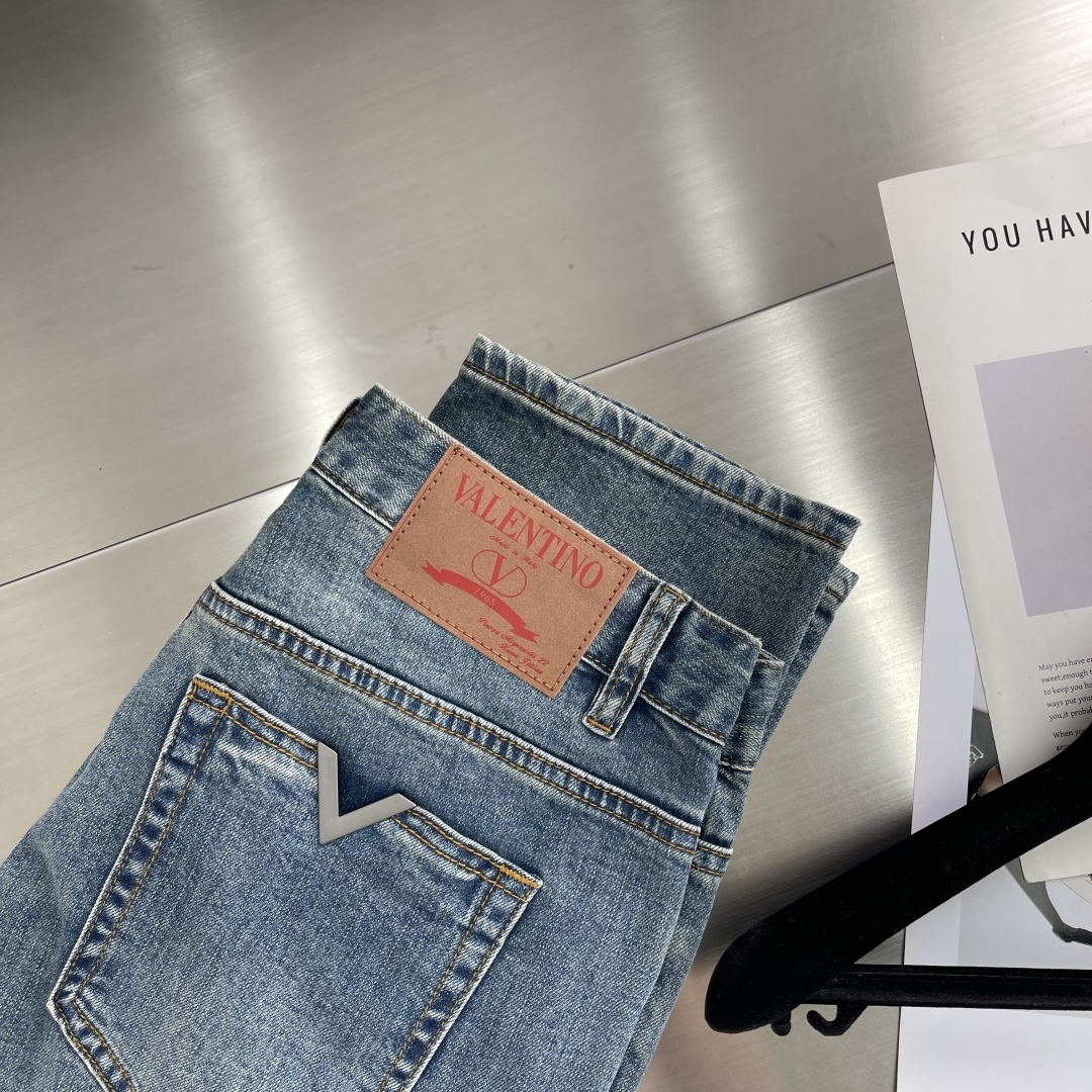 

-VLTN  25ss火爆款牛仔裤 
V五金标对版复刻 进口订制面料
奢华独家感品质爆品热卖 
工艺