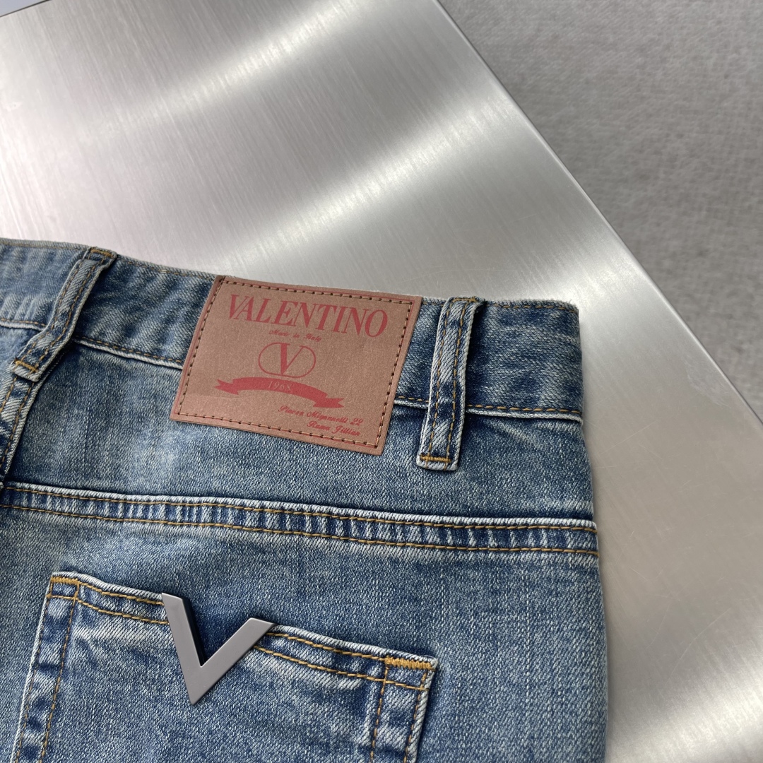 

-VLTN  25ss火爆款牛仔裤 
V五金标对版复刻 进口订制面料
奢华独家感品质爆品热卖 
工艺