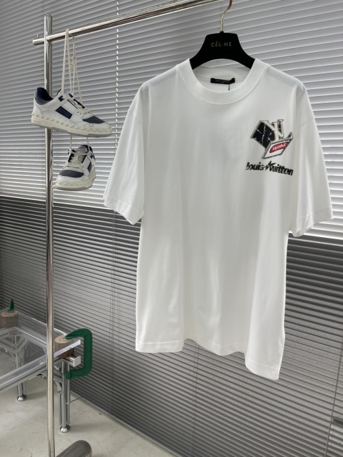 Louis Vuitton Logo Print Cotton T-Shirt, Washed Finish, Unisex Style 1 Louis Vuitton Logo Print Cotton T-Shirt, Washed Finish, Unisex Style
