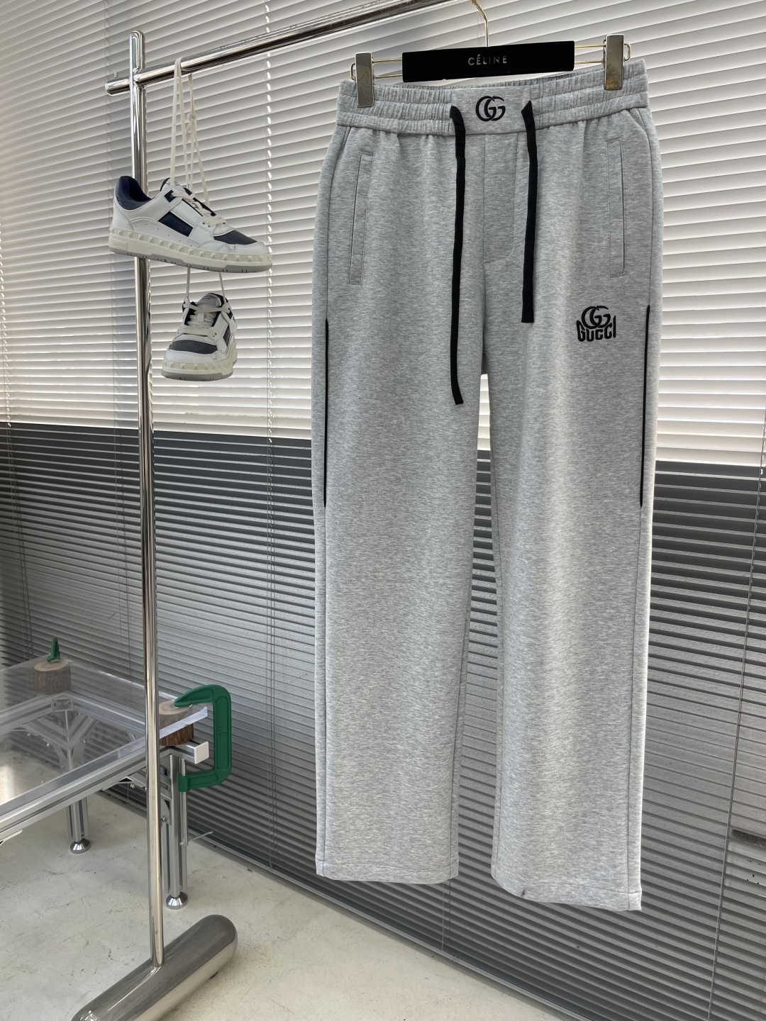 

-GUCC  空气层棉面料 春夏休闲裤子

美学的焕新诠释,演绎浓郁的格调型时尚风范,细节感和设计感