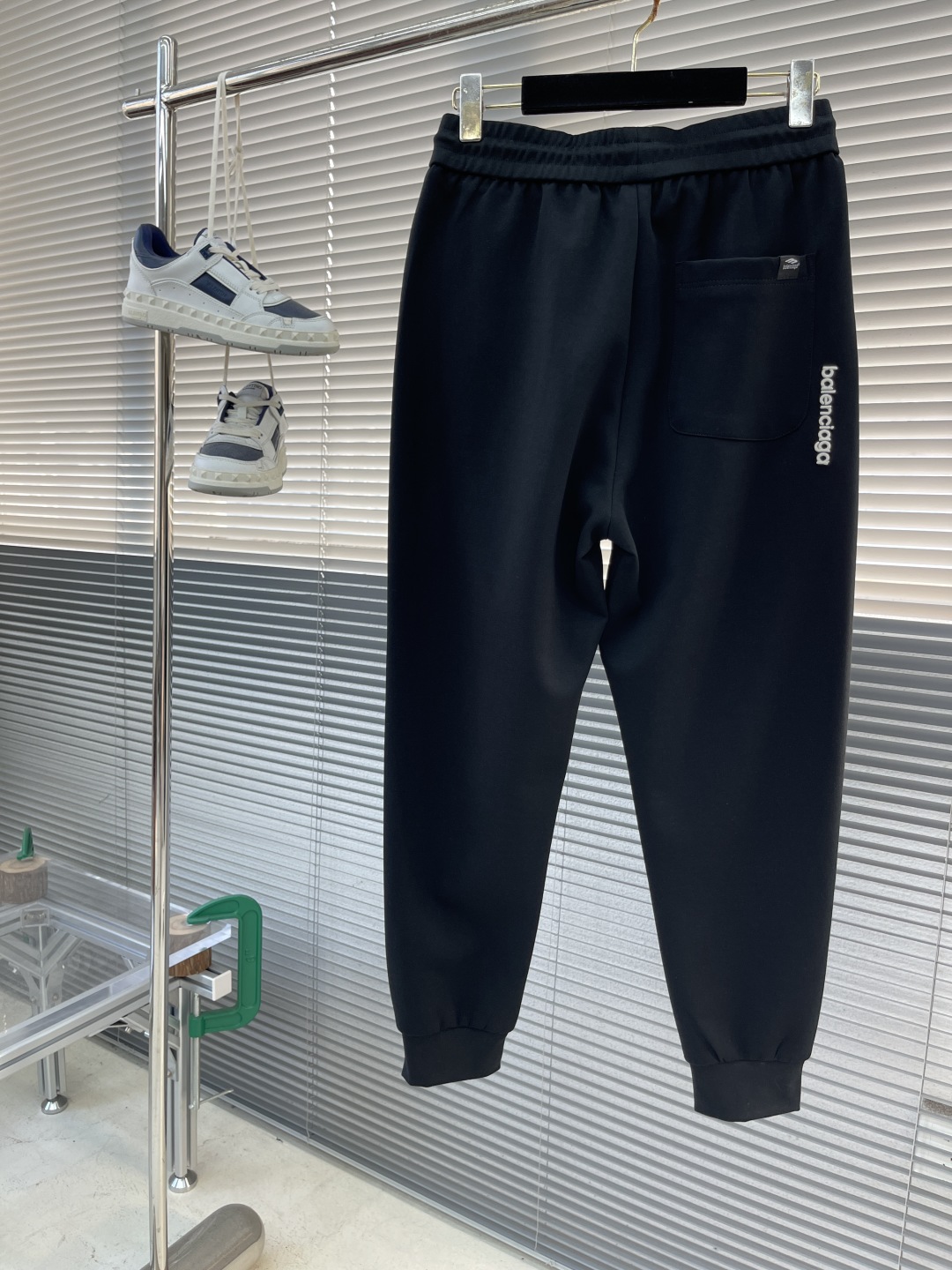 

-Balenciag 空气层棉面料 春夏休闲裤子

美学的焕新诠释,演绎浓郁的格调型时尚风范,细节感