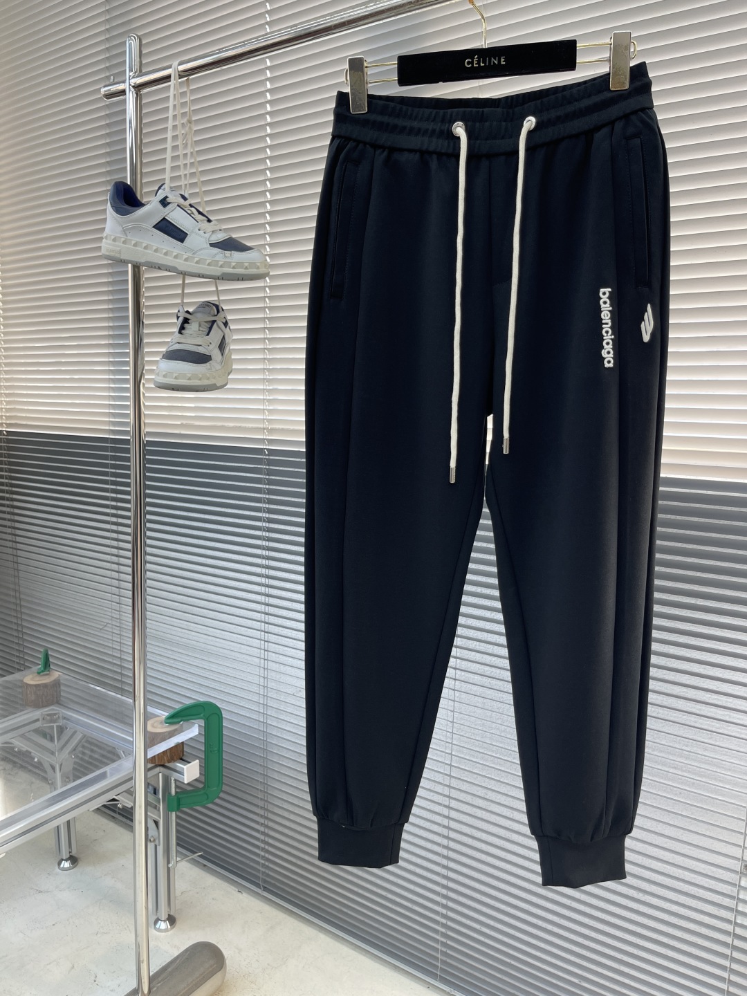 

-Balenciag 空气层棉面料 春夏休闲裤子

美学的焕新诠释,演绎浓郁的格调型时尚风范,细节感