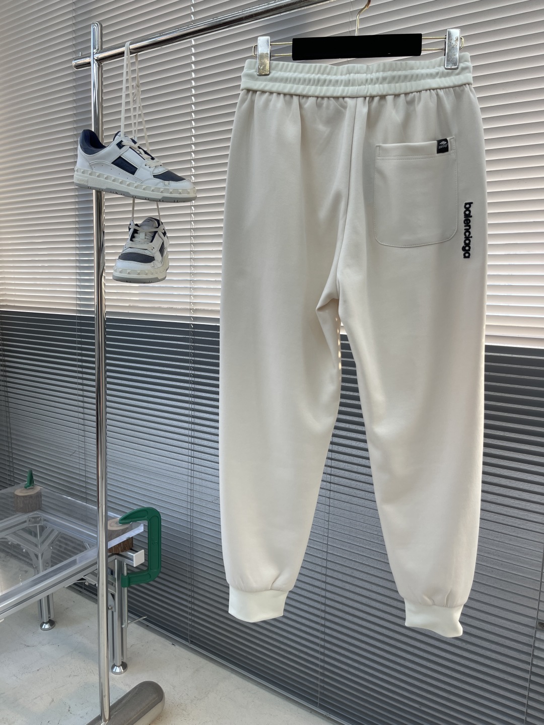 

-Balenciag 空气层棉面料 春夏休闲裤子

美学的焕新诠释,演绎浓郁的格调型时尚风范,细节感
