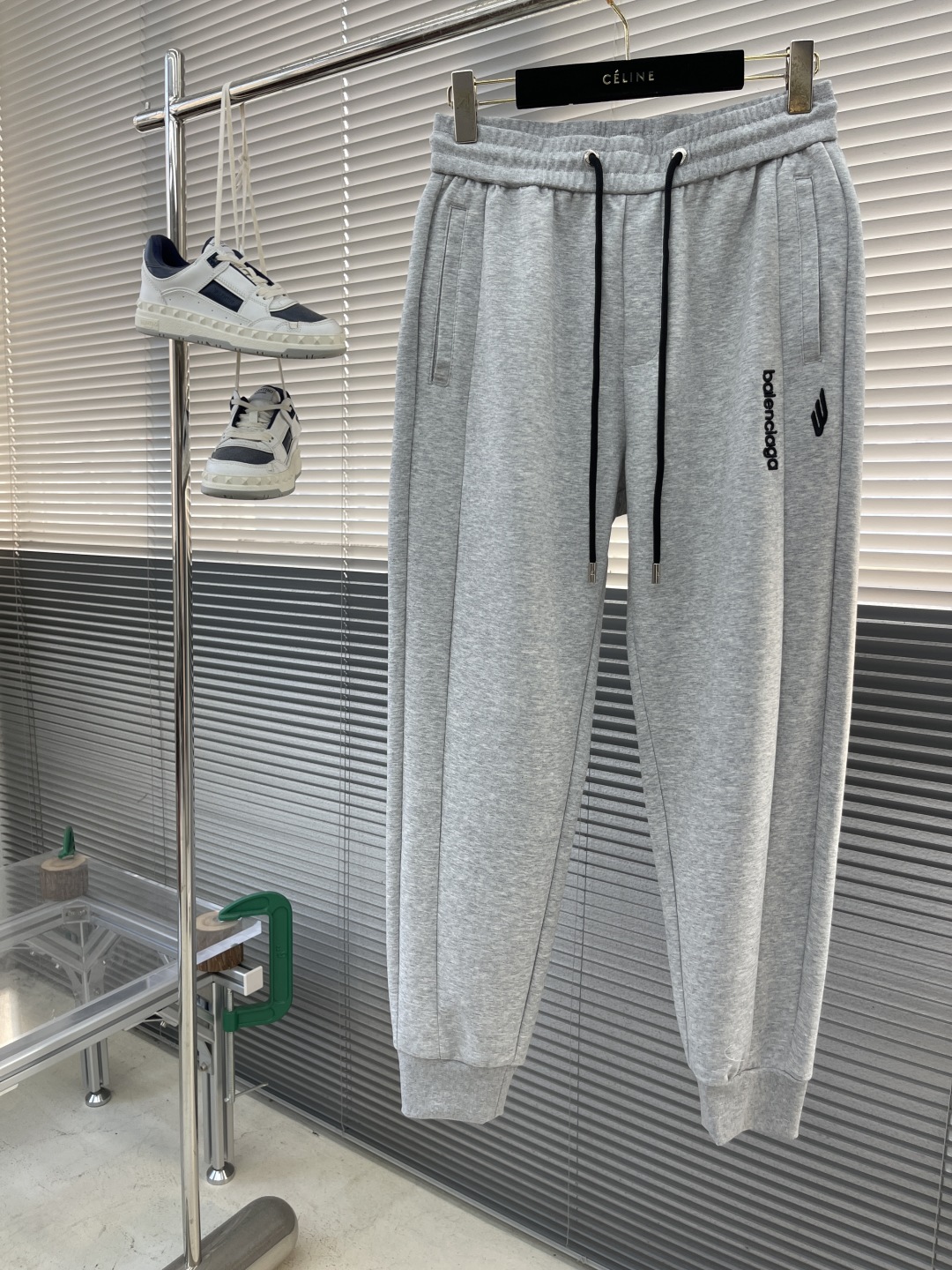 

-Balenciag 空气层棉面料 春夏休闲裤子

美学的焕新诠释,演绎浓郁的格调型时尚风范,细节感