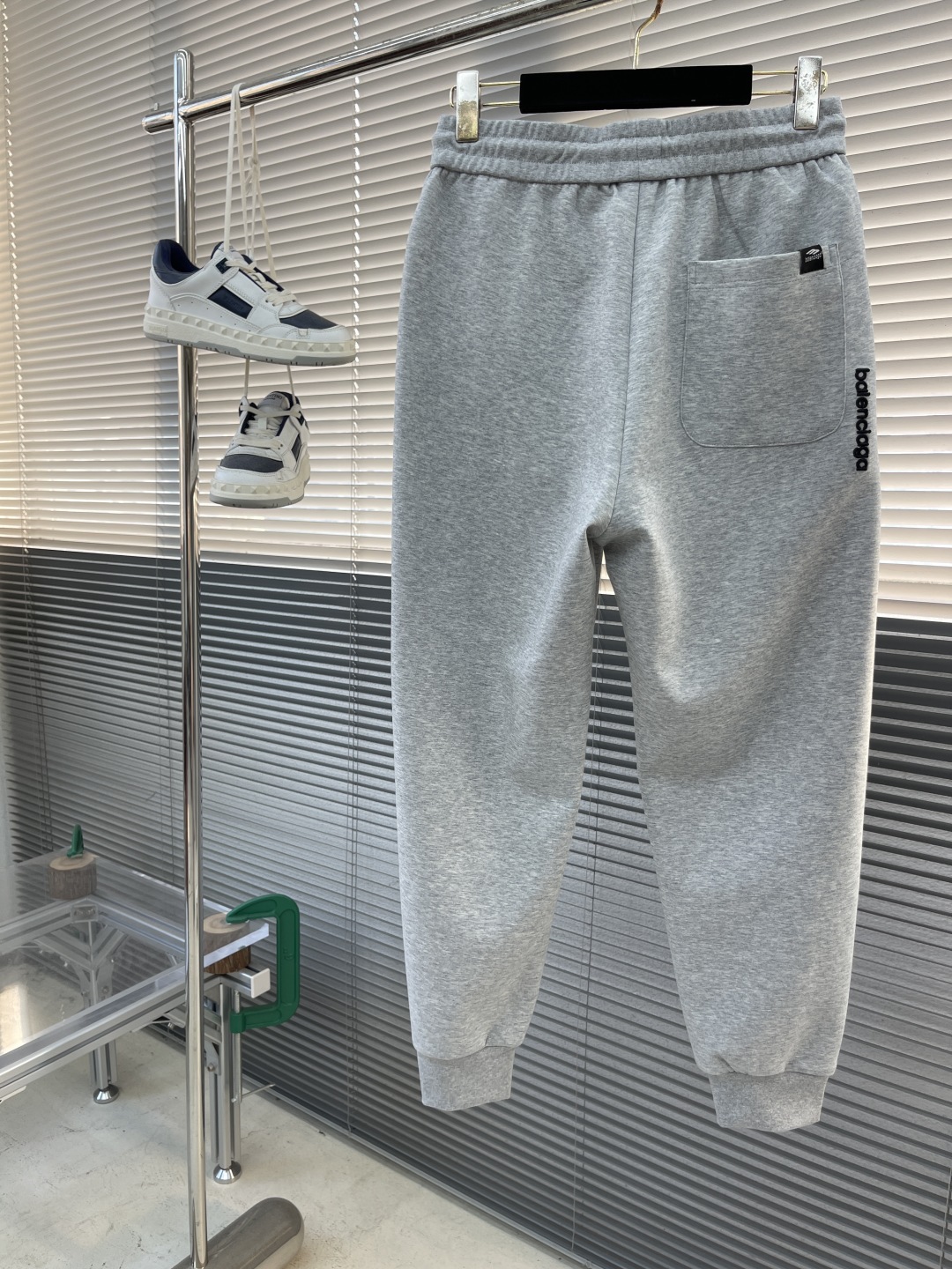 

-Balenciag 空气层棉面料 春夏休闲裤子

美学的焕新诠释,演绎浓郁的格调型时尚风范,细节感