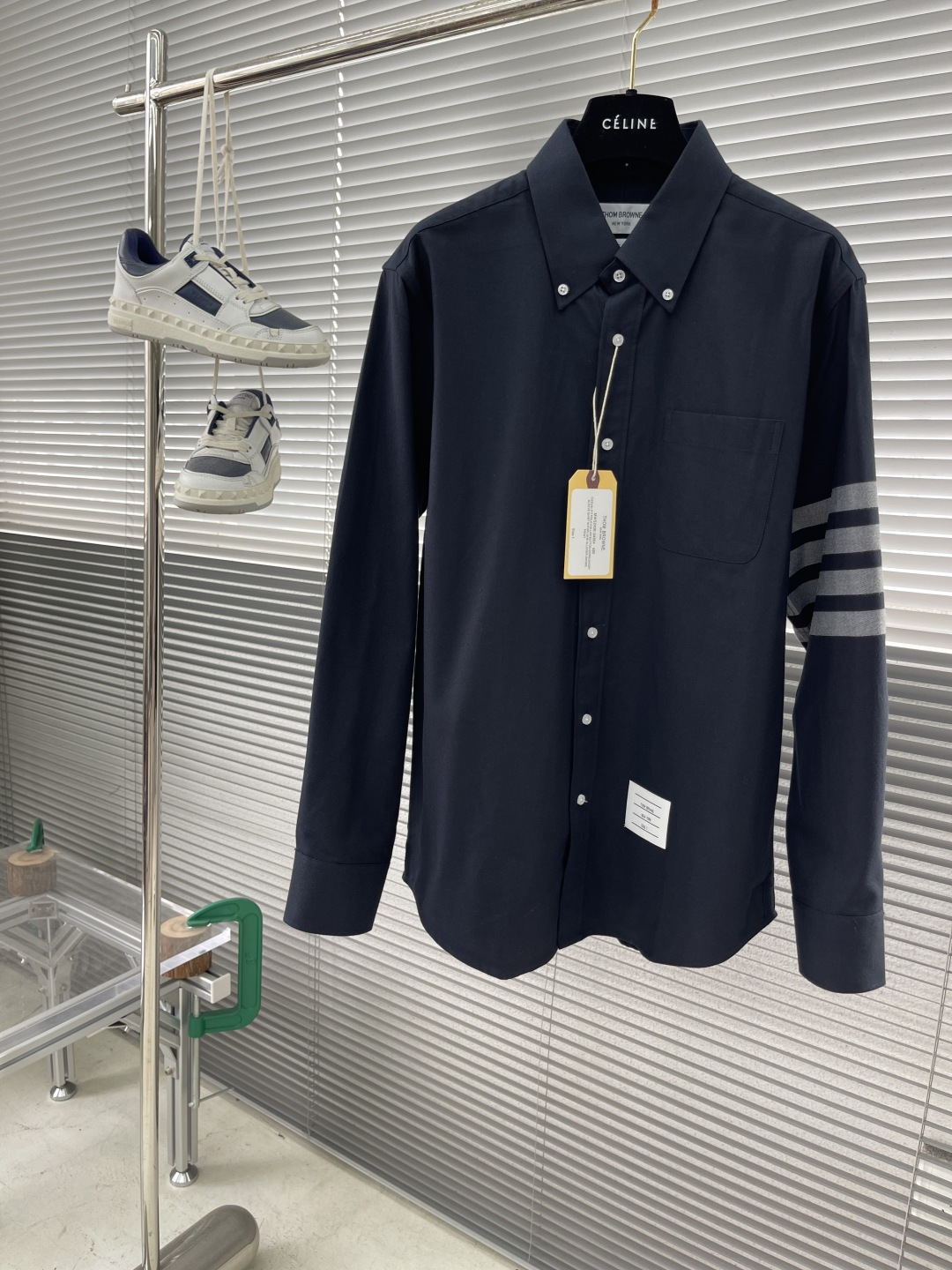 NO:135906,-TB Classic color woven four-bar shirt. Newly upgraded fabric, simple and clean, casual, comfortable and versatile, classic and easy to wear!  The upper body effect is straight and stylish!  All are original custom shell buckles, with inner edges and hem square marks must be three-line motorcycles, non-flat car machines sewn, very pleasant design. The same model for men and women, the same size as 1-6, Shirts, alexander wang19860909-TB 经典款色织四条杠衬衫 全新升级面料,简单干净,休闲舒适百搭,经典好穿！ 上身效果笔挺有型！均为原版定制贝壳扣,内里包边处理,下摆方标一定是三线机车,非平车机缝制,设计非常讨喜 一直返单的款 男女同款 码数1-6码,,shirts,alexander wang,Men's clothing