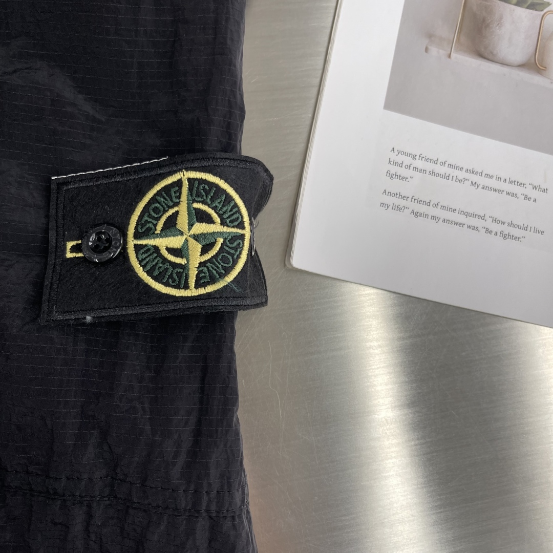

-Stone Island 25SS早春新款休闲防晒衣！表层光滑，网眼内层舒适透气，耐洗不易变形，实