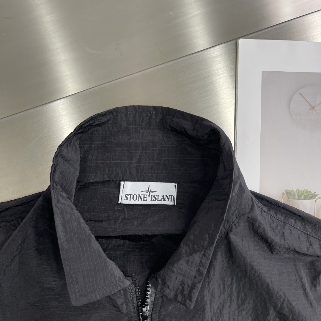 

-Stone Island 25SS早春新款休闲防晒衣！表层光滑，网眼内层舒适透气，耐洗不易变形，实